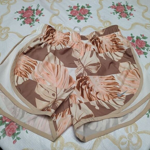 Nike Dri-Fit Beige Multi-Color Tropical Print Shorts Size Women's XS - Picture 1 of 2